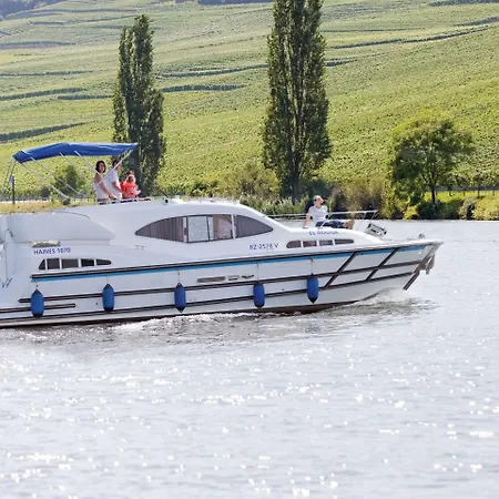 Boats & Yachts At Zeuthen Harbor By Kuhnle-Tours Hotel en barco Zeuthen