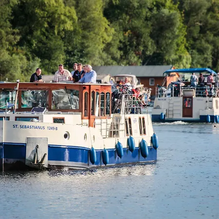 Hotel en barco Boats & Yachts At Zeuthen Harbor By Kuhnle-Tours
