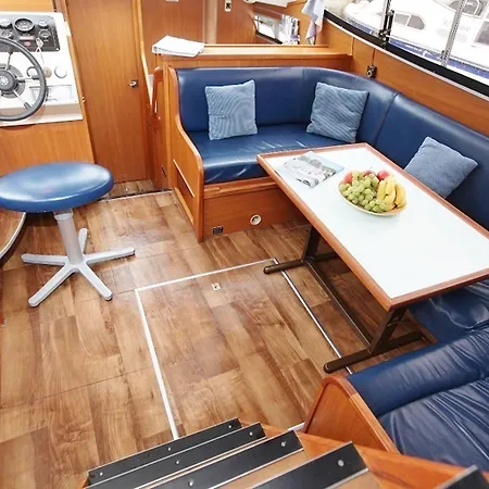 Boats & Yachts At Zeuthen Harbor By Kuhnle-Tours Hotel en barco