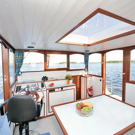 Boats & Yachts At Zeuthen Harbor By Kuhnle-Tours Hotel en barco 3*