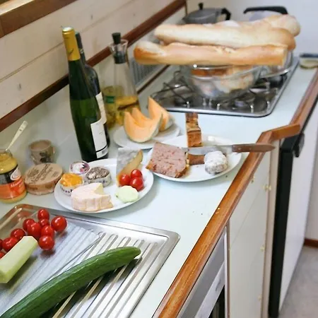 Boats & Yachts At Zeuthen Harbor By Kuhnle-Tours Hotel en barco