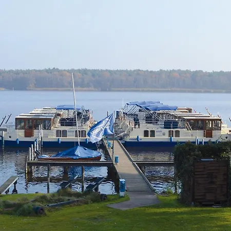 Boats & Yachts At Zeuthen Harbor By Kuhnle-Tours Hotel en barco Zeuthen