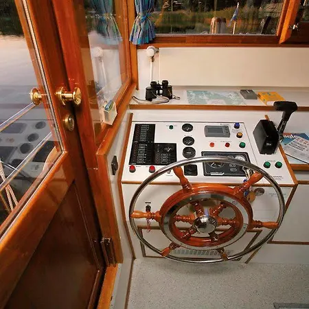 Botel Kuhnle-tours Bootshaus 3*
