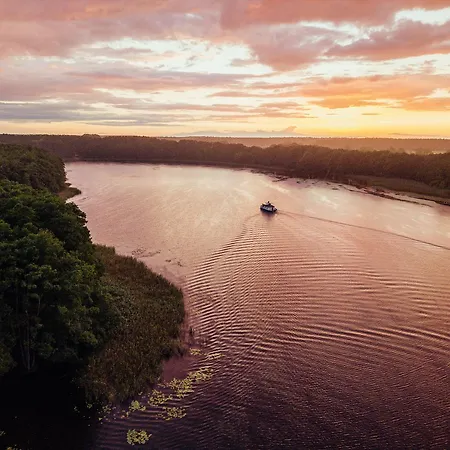 Boats & Yachts At Zeuthen Harbor By Kuhnle-Tours Hotel en barco