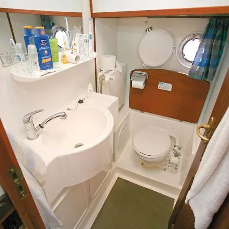 Boats & Yachts At Zeuthen Harbor By Kuhnle-Tours Hotel en barco Zeuthen