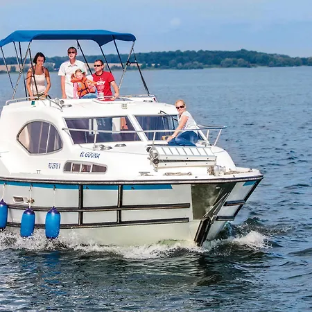 Boats & Yachts At Zeuthen Harbor By Kuhnle-Tours Hotel en barco