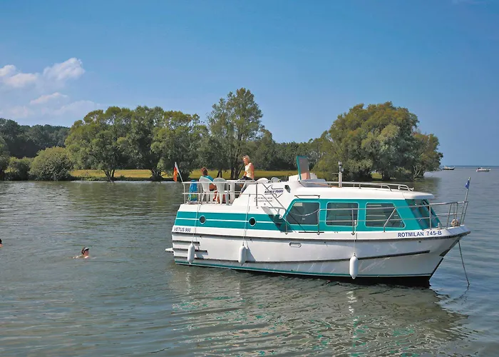 Boats & Yachts At Harbor By Kuhnle-tours Bateau-hôtel