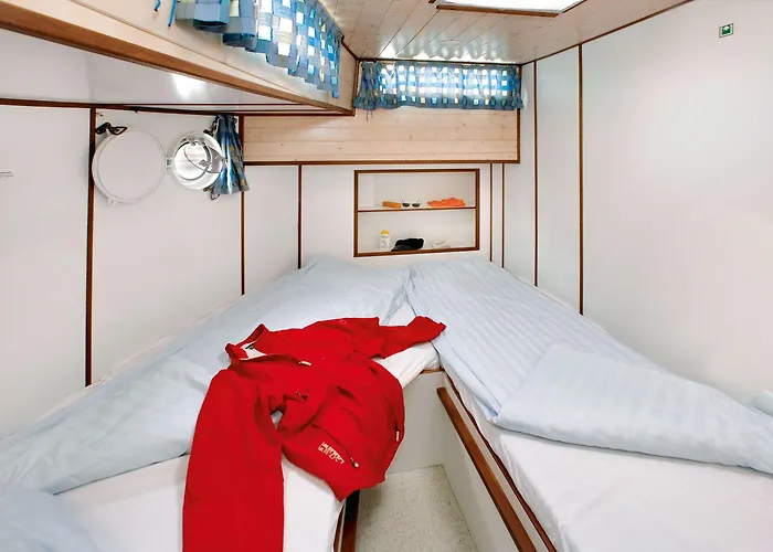 بوتيل Boats & Yachts At Harbor By Kuhnle-tours زيوثين