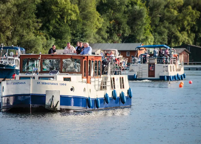 بوتيل Boats & Yachts At Harbor By Kuhnle-tours