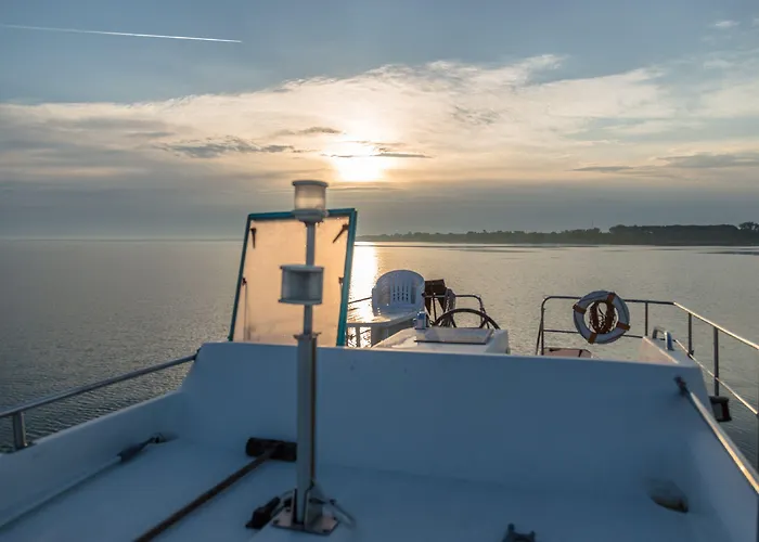 Boats & Yachts At Harbor By Kuhnle-tours Bateau-hôtel