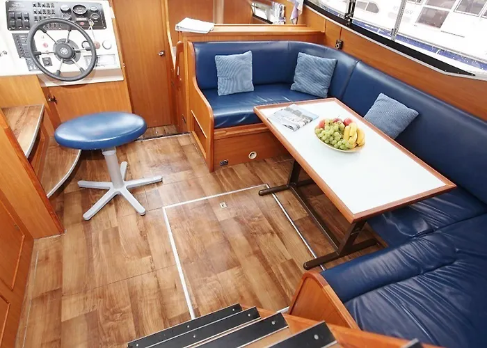 Boats & Yachts At Harbor By Kuhnle-tours بوتيل