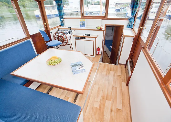 بوتيل Boats & Yachts At Harbor By Kuhnle-tours