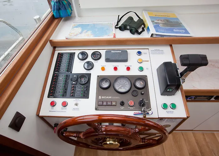 Boats & Yachts At Harbor By Kuhnle-tours Bateau-hôtel