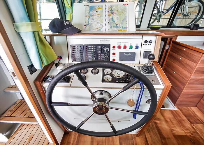 بوتيل Boats & Yachts At Harbor By Kuhnle-tours