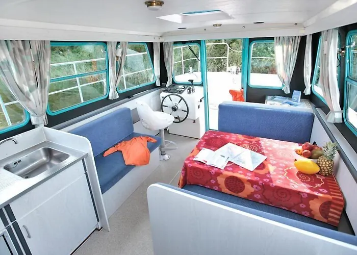 Boats & Yachts At Harbor By Kuhnle-tours Bateau-hôtel 3*