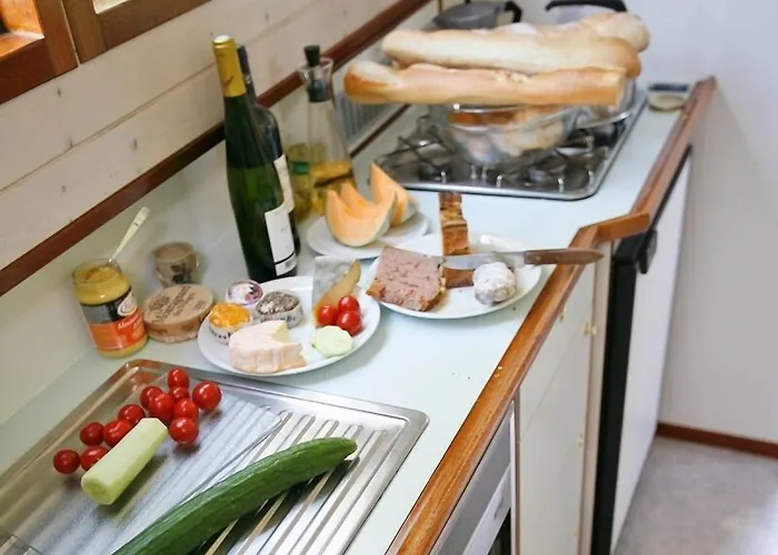 Boats & Yachts At Harbor By Kuhnle-tours Bateau-hôtel