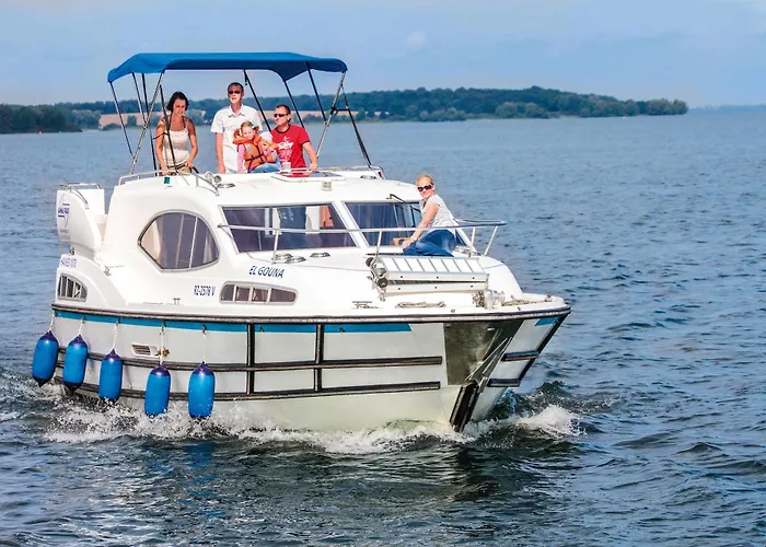 Boats & Yachts At Harbor By Kuhnle-tours Bateau-hôtel