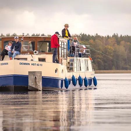 Botel Kuhnle-tours Bootshaus